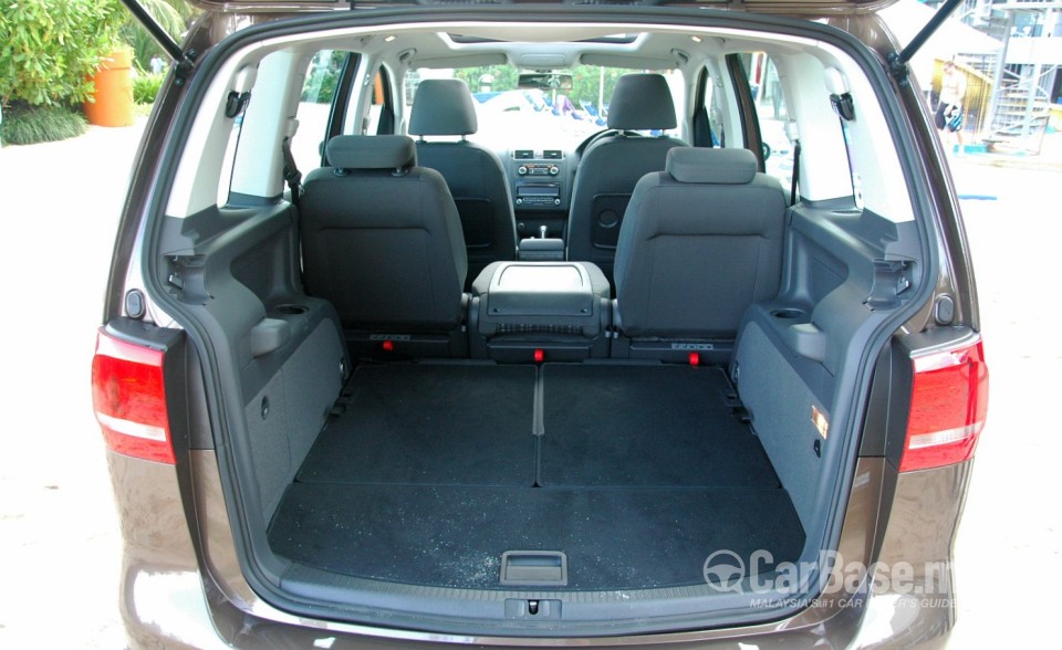 Volkswagen Cross Touran Mk2 (2011) Interior
