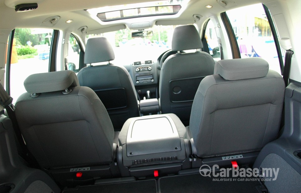 Volkswagen Cross Touran Mk2 (2011) Interior