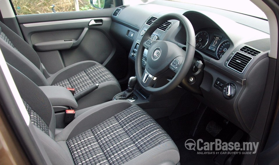 Volkswagen Cross Touran Mk2 (2011) Interior