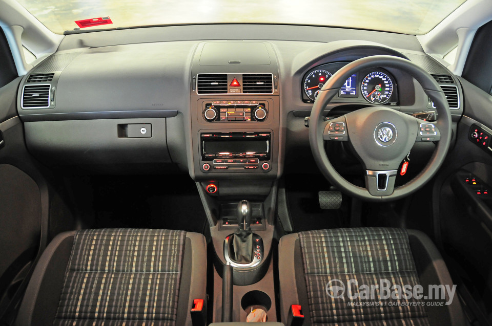 Volkswagen Cross Touran Mk2 (2011) Interior