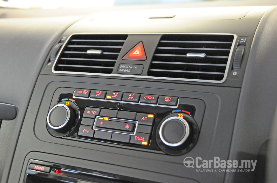 Volkswagen Cross Touran Mk2 (2011) Interior