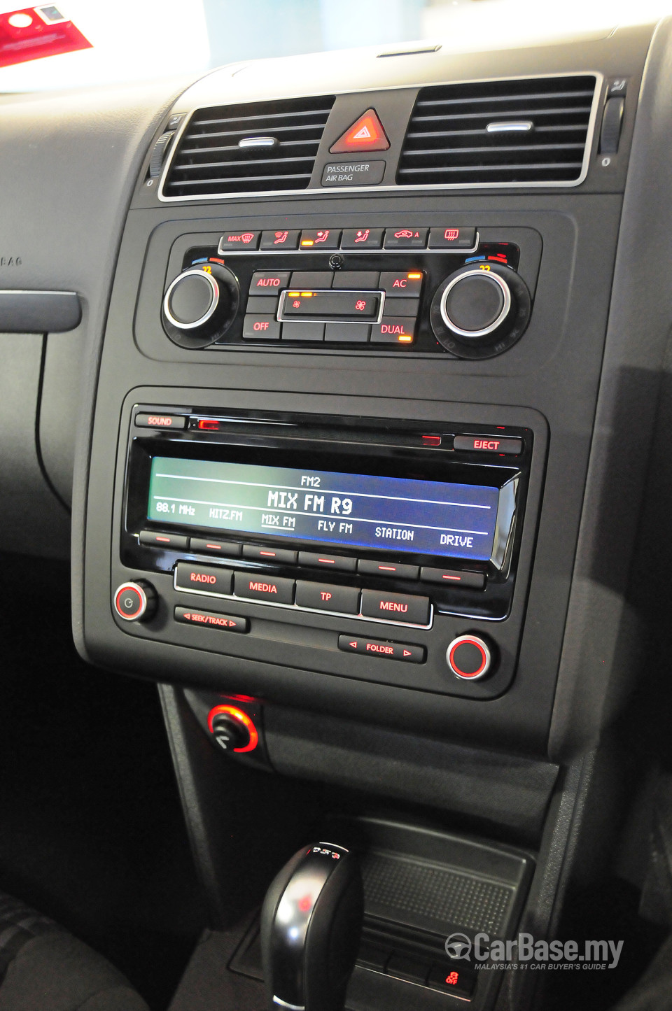 Volkswagen Cross Touran Mk2 (2011) Interior