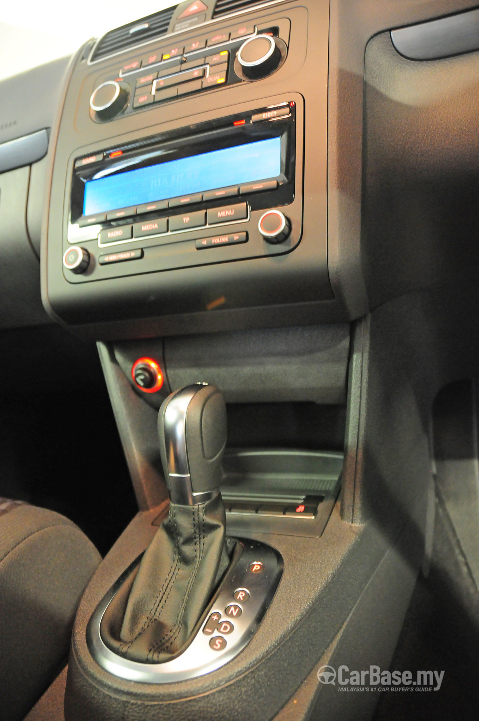 Volkswagen Cross Touran Mk2 (2011) Interior