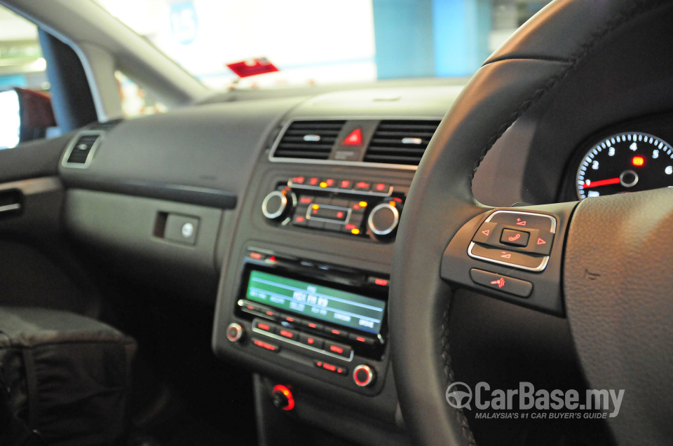 Volkswagen Cross Touran Mk2 (2011) Interior