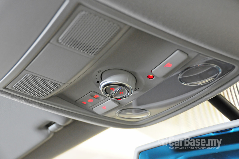 Volkswagen Cross Touran Mk2 (2011) Interior