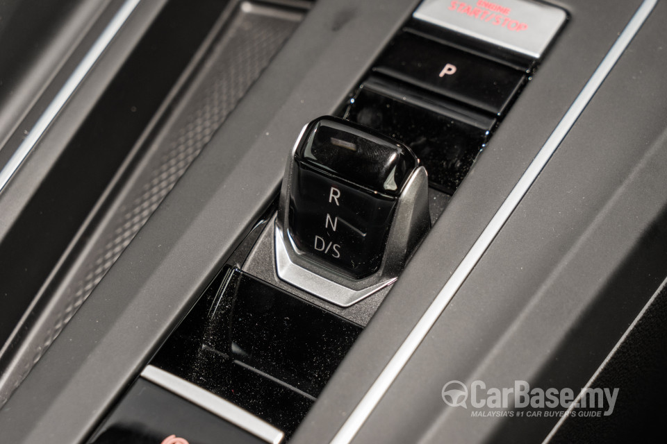 Volkswagen Golf GTI Mk8 (2022) Interior