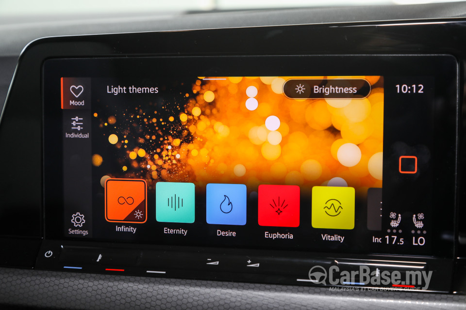 Volkswagen Golf GTI Mk8 (2022) Interior
