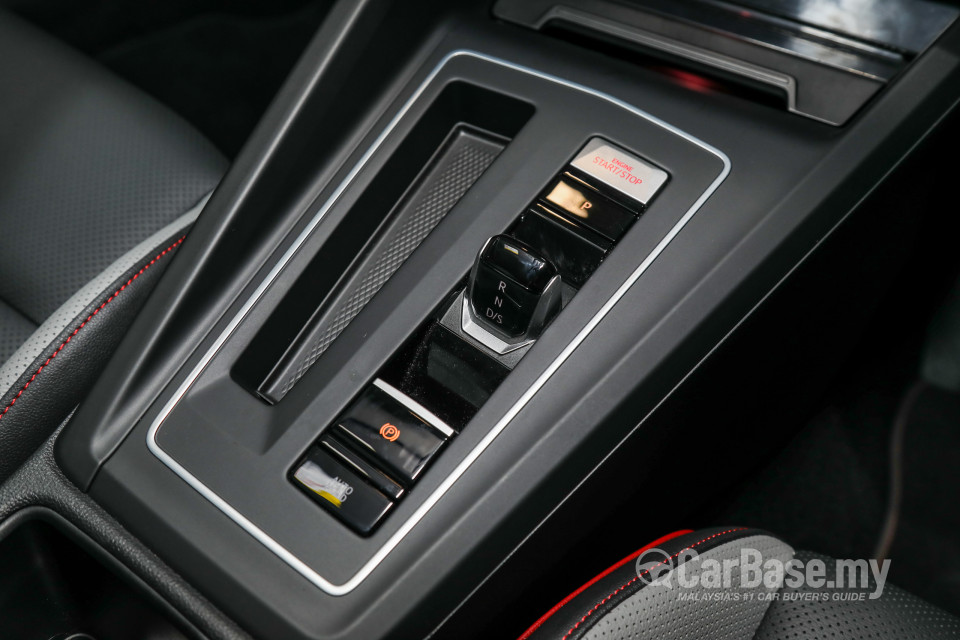 Volkswagen Golf GTI Mk8 (2022) Interior