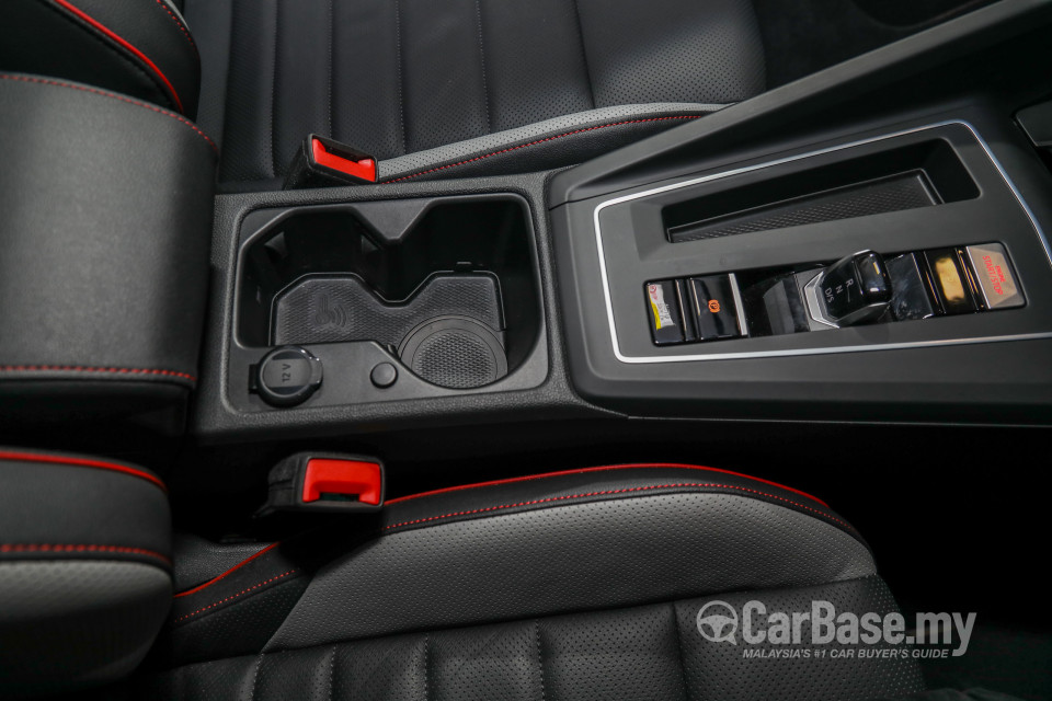 Volkswagen Golf GTI Mk8 (2022) Interior