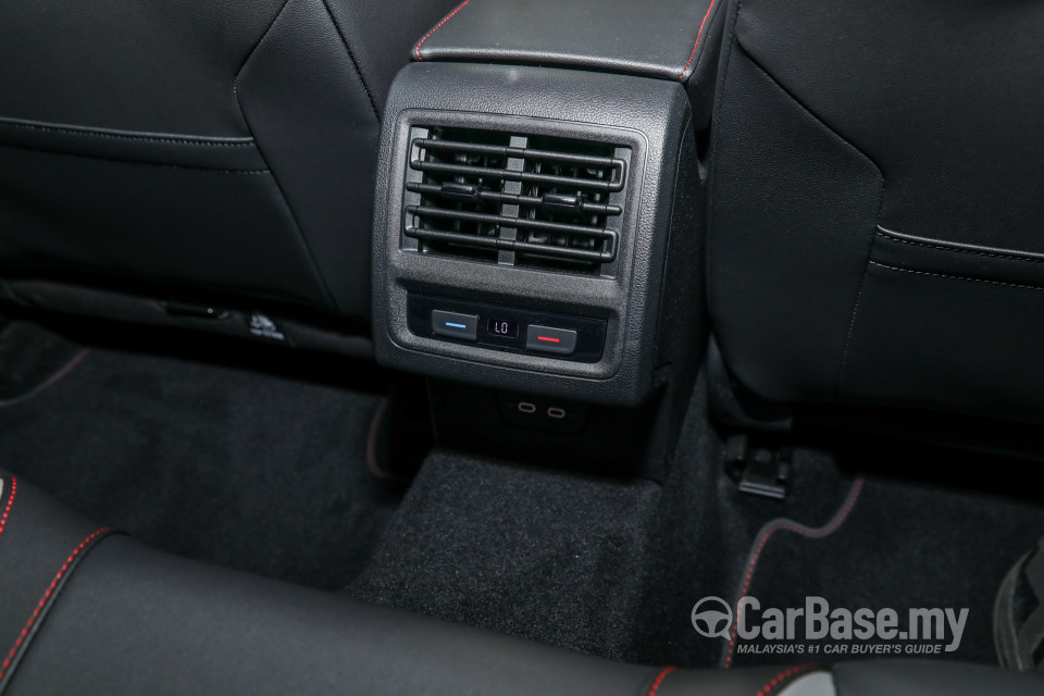 Volkswagen Golf GTI Mk8 (2022) Interior