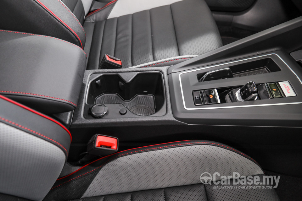 Volkswagen Golf GTI Mk8 (2022) Interior