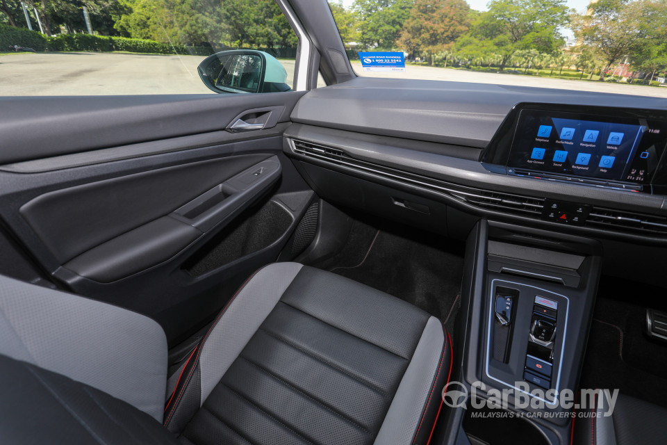 Volkswagen Golf GTI Mk8 (2022) Interior