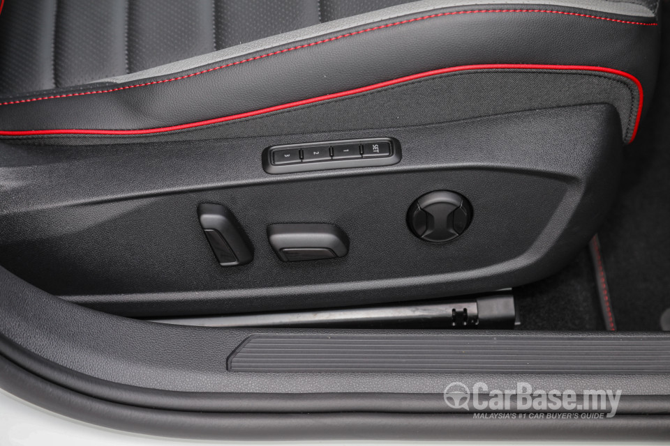 Volkswagen Golf GTI Mk8 (2022) Interior
