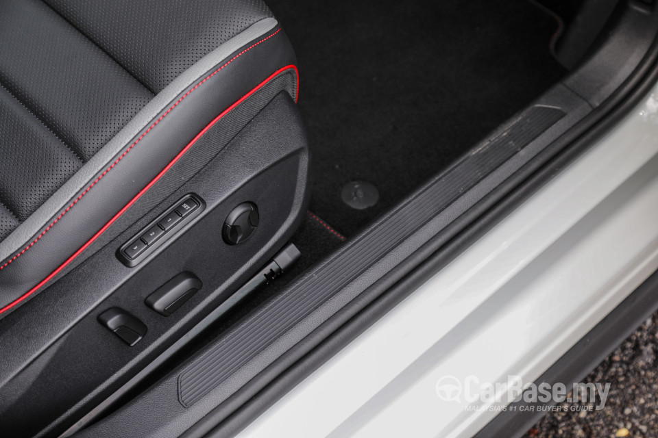 Volkswagen Golf GTI Mk8 (2022) Interior