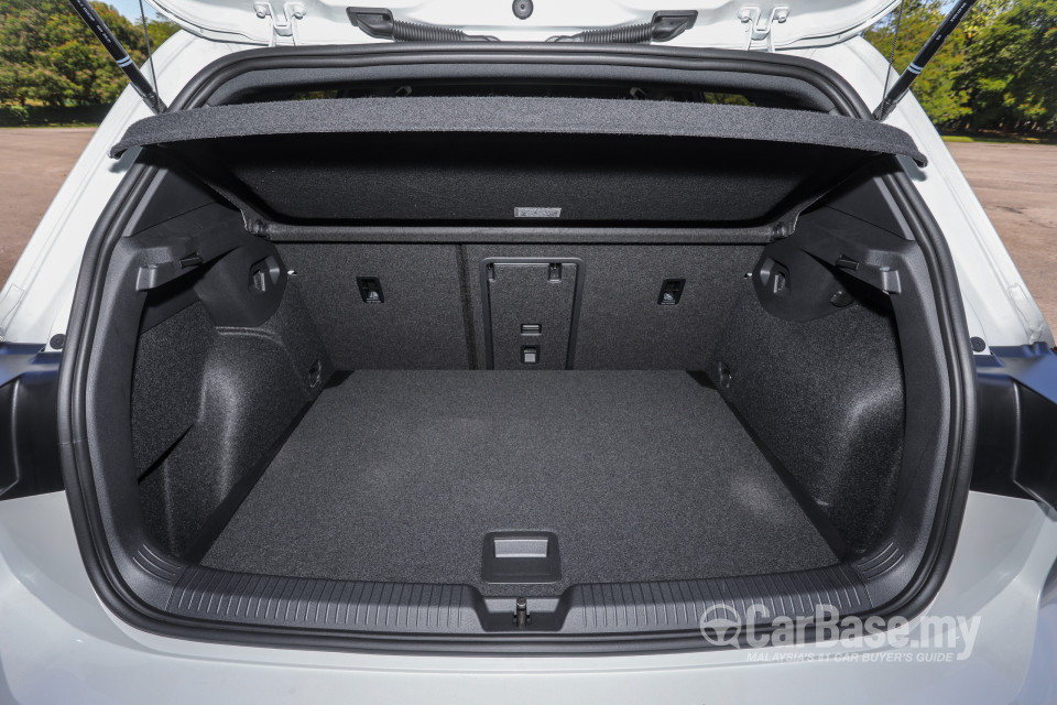 Volkswagen Golf GTI Mk8 (2022) Interior