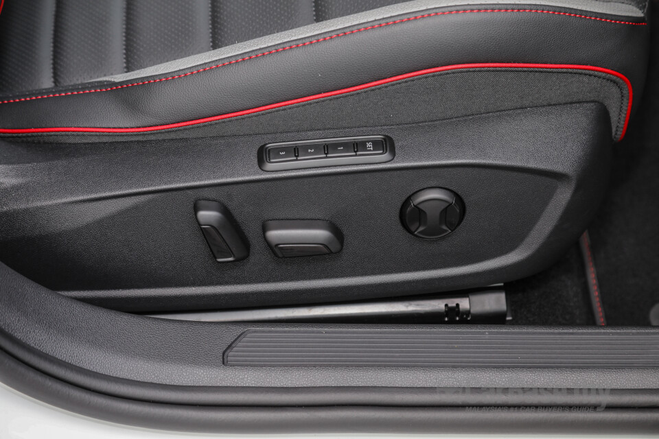Volkswagen Golf GTI Mk8 (2022) Interior