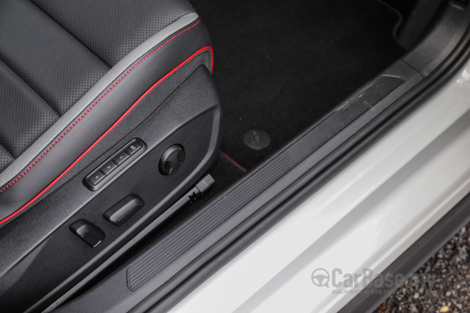 Volkswagen Golf GTI Mk8 (2022) Interior