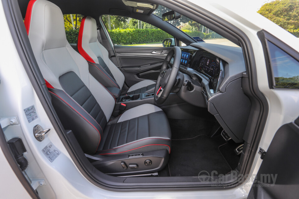 Volkswagen Golf GTI Mk8 (2022) Interior