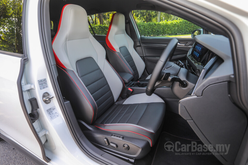 Volkswagen Golf GTI Mk8 (2022) Interior