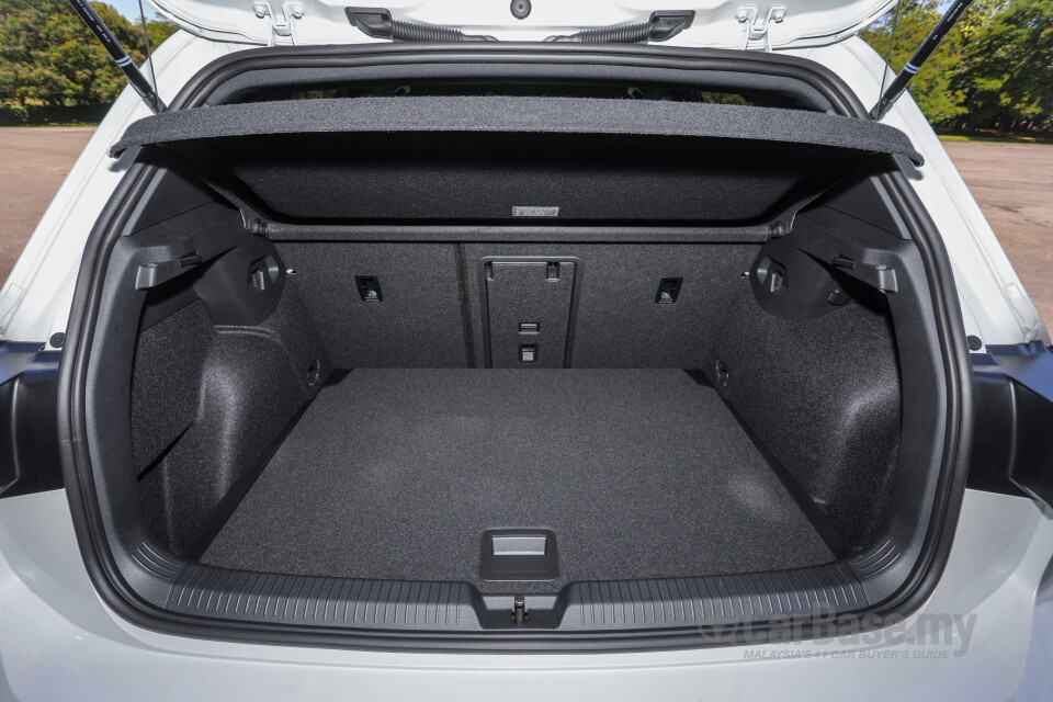 Volkswagen Golf GTI Mk8 (2022) Interior