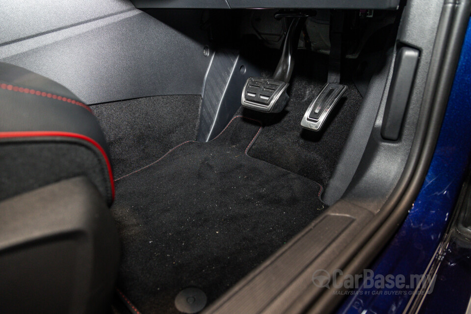 Volkswagen Golf GTI Mk8 (2022) Interior