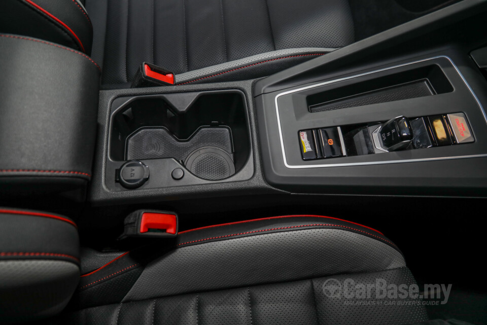 Volkswagen Golf GTI Mk8 (2022) Interior