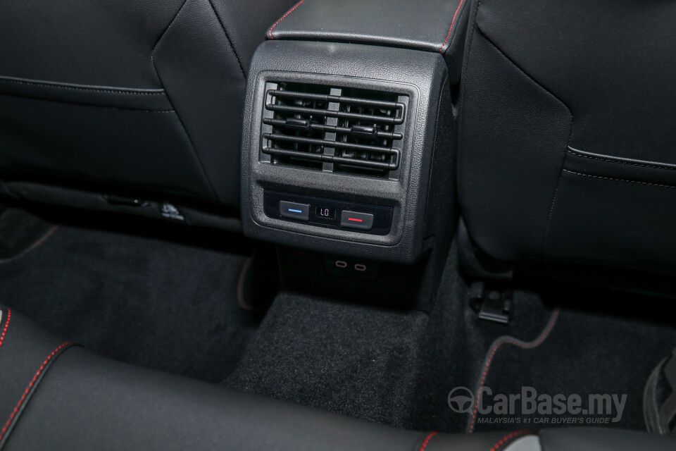 Volkswagen Golf GTI Mk8 (2022) Interior