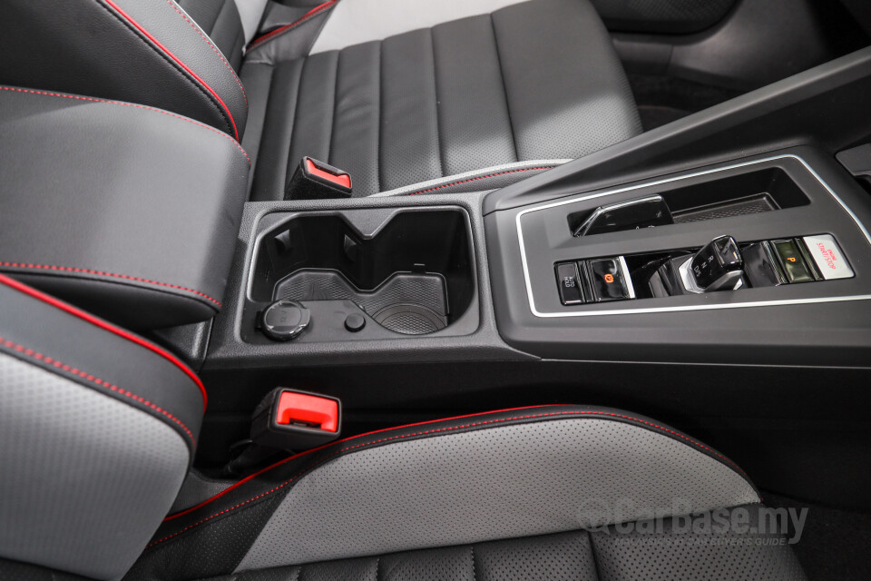 Volkswagen Golf GTI Mk8 (2022) Interior