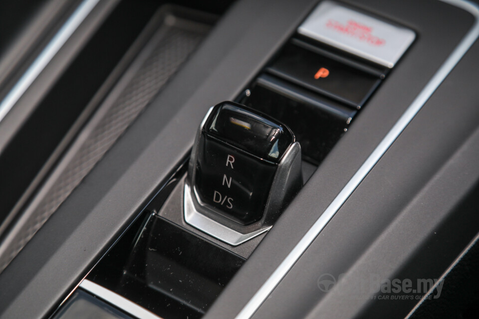 Volkswagen Golf GTI Mk8 (2022) Interior