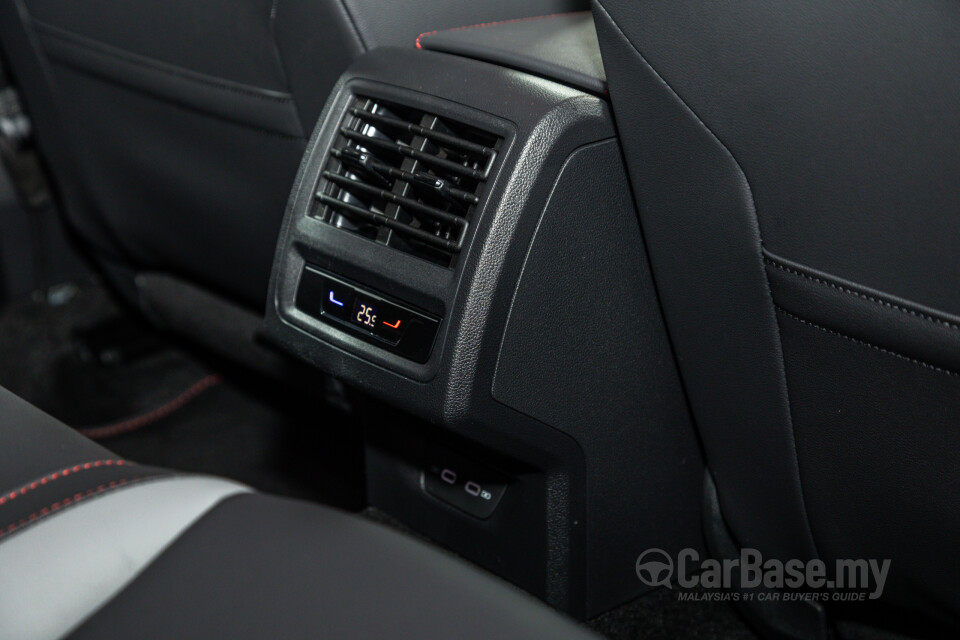 Volkswagen Golf GTI Mk8 (2022) Interior