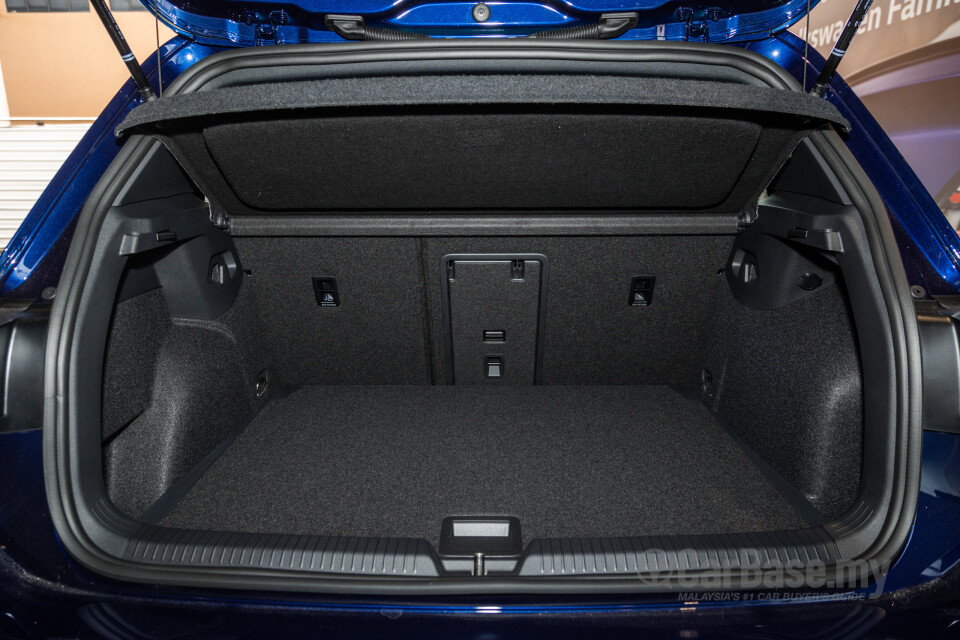 Volkswagen Golf GTI Mk8 (2022) Interior