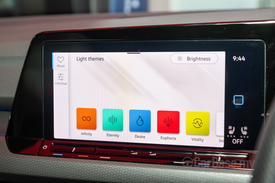 Volkswagen Golf GTI Mk8 (2022) Interior