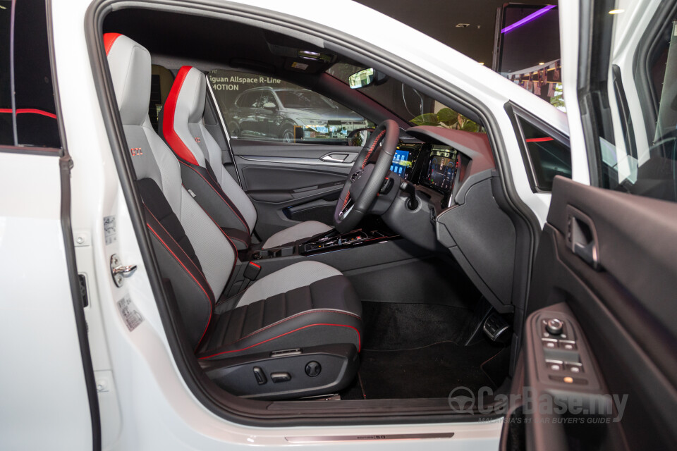 Volkswagen Golf GTI Mk8 (2022) Interior