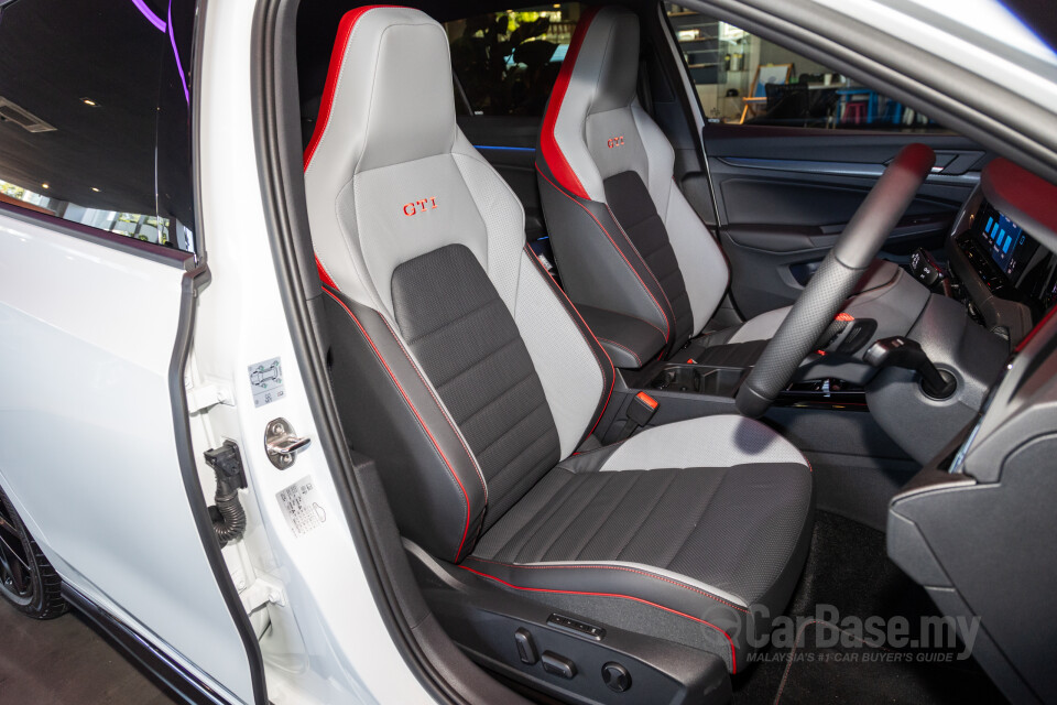 Volkswagen Golf GTI Mk8 (2022) Interior