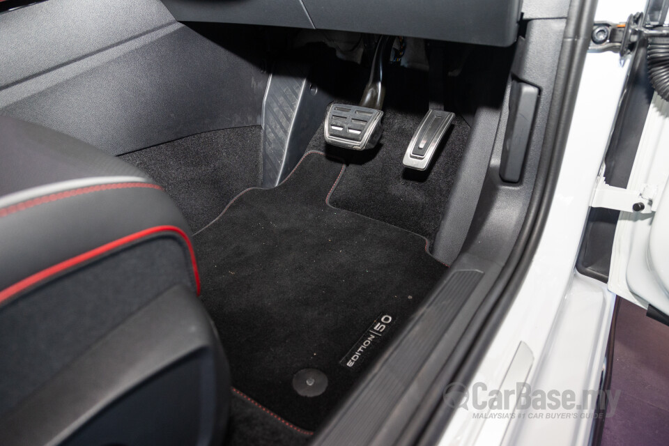Volkswagen Golf GTI Mk8 (2022) Interior