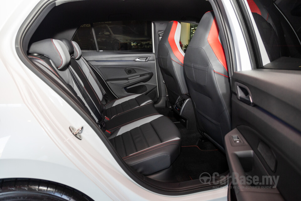 Volkswagen Golf GTI Mk8 (2022) Interior