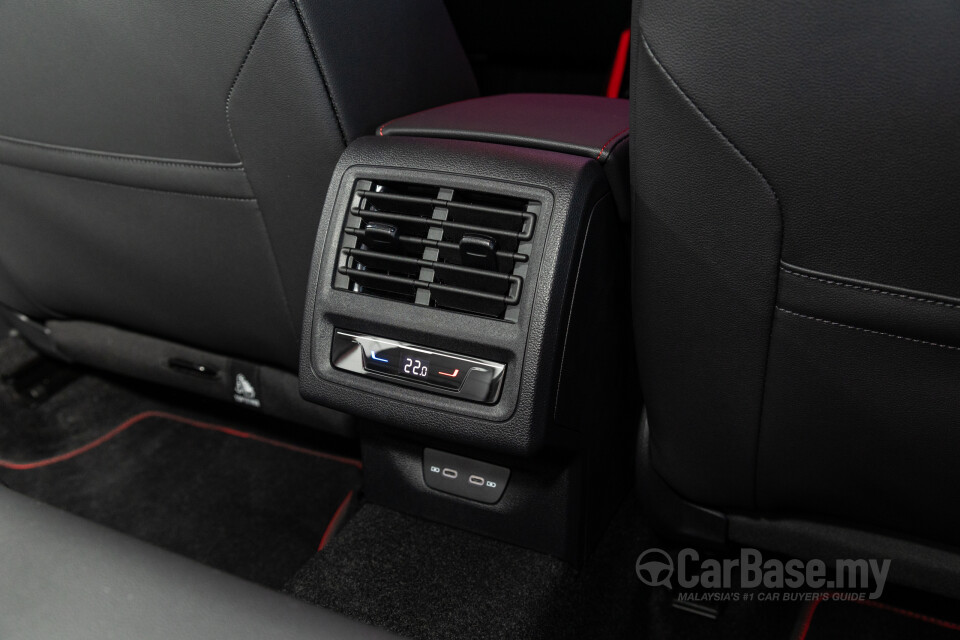 Volkswagen Golf GTI Mk8 (2022) Interior