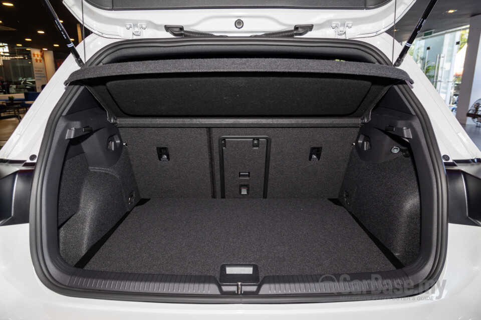 Volkswagen Golf GTI Mk8 (2022) Interior
