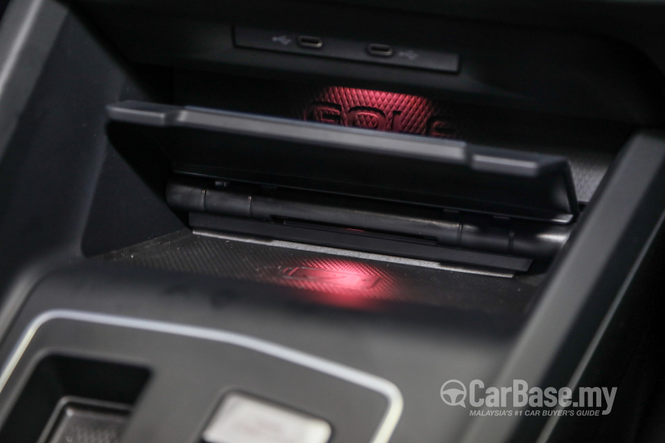 Volkswagen Golf R Mk8 R (2022) Interior