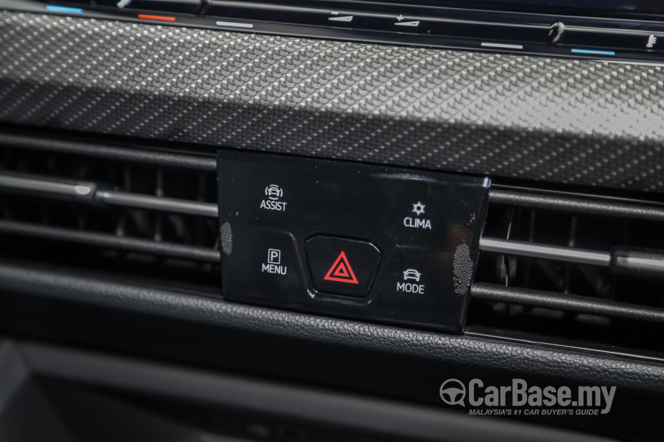 Volkswagen Golf R Mk8 R (2022) Interior