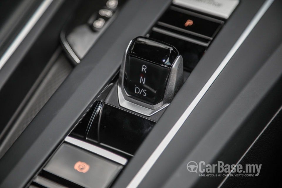 Volkswagen Golf R Mk8 R (2022) Interior