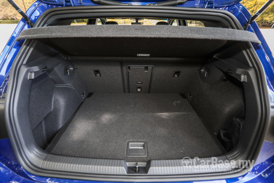 Volkswagen Golf R Mk8 (2022) Interior