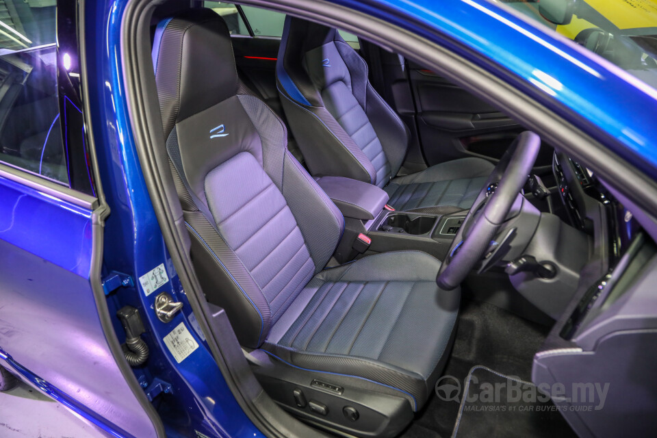 Volkswagen Golf R Mk8 R (2022) Interior