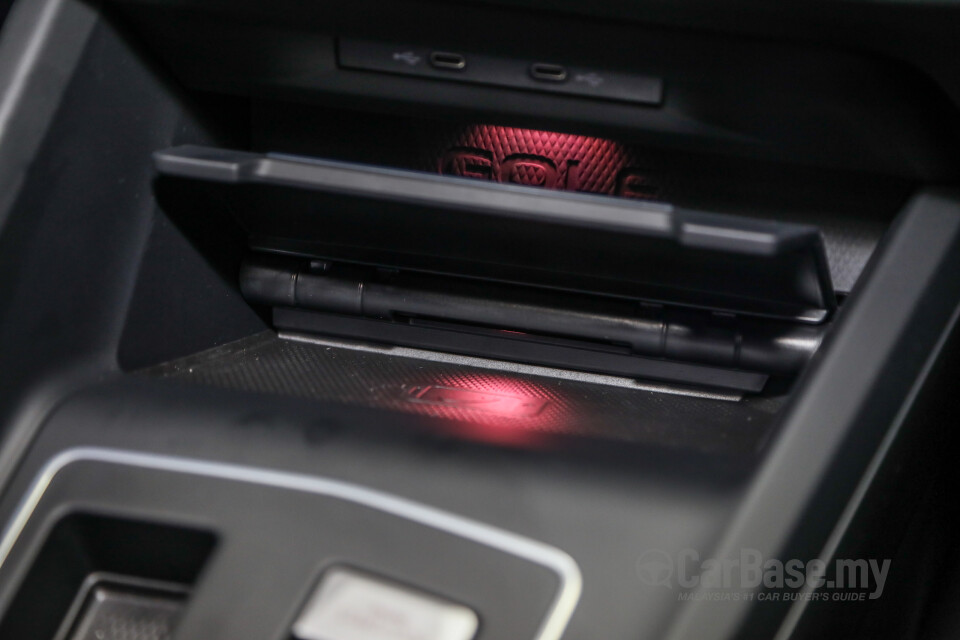Volkswagen Golf R Mk8 R (2022) Interior