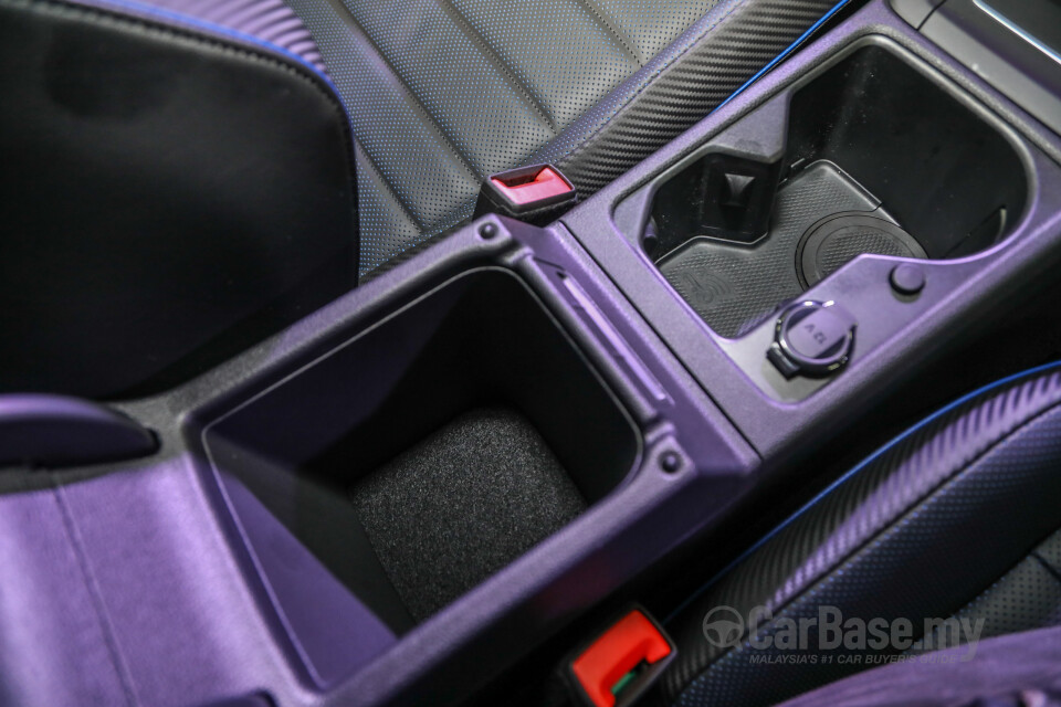Volkswagen Golf R Mk8 R (2022) Interior