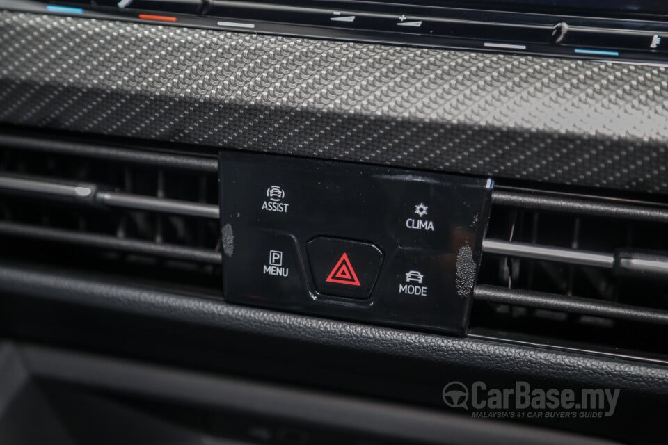 Volkswagen Golf R Mk8 R (2022) Interior