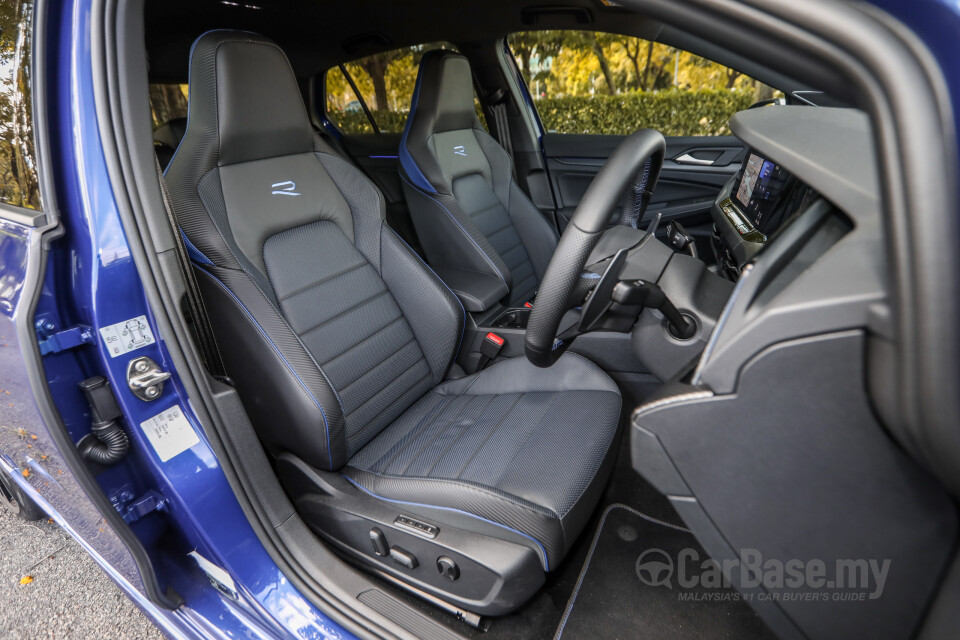Volkswagen Golf R Mk8 R (2022) Interior
