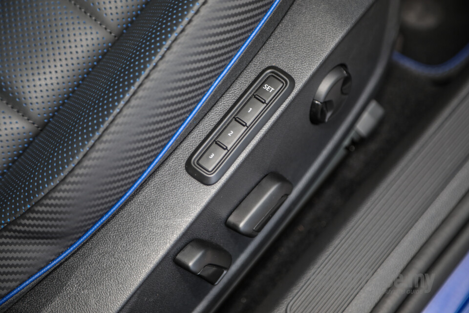 Volkswagen Golf R Mk8 R (2022) Interior