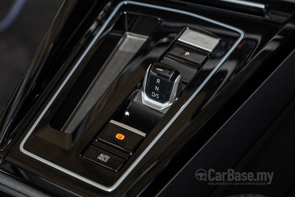 Volkswagen Golf R Mk8 R (2022) Interior