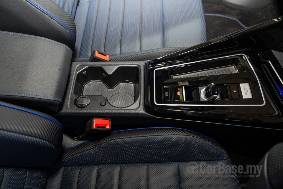 Volkswagen Golf R Mk8 R (2022) Interior